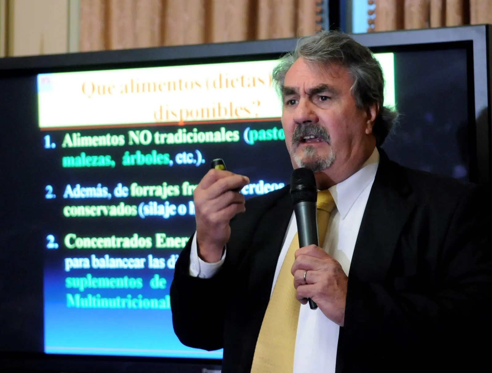 Dr. Aníbal Fernandez Mayer